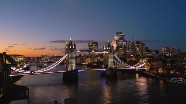Akşamları Londra Nehri Tower Köprüsü Üzerinde Çekim Yapmak Hava Görüntüsü — Stok video