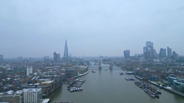 London Tower Bridge Felett Folyó Temze Ködös Napon Utazási Fotózás — Stock videók