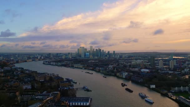 Αεροφωτογραφία Πάνω Από Τον Ποταμό Τάμεση Και Την Canary Wharf — Αρχείο Βίντεο