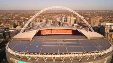 Güneşli bir günde Londra 'daki Wembley Stadyumu üzerinde hava manzarası - LONDON, UNITED KINGDOM - 18 ARALIK 2022