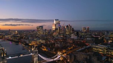 Londra ve Tower Köprüsü üzerinde harika bir akşam manzarası - seyahat fotoğrafçılığı