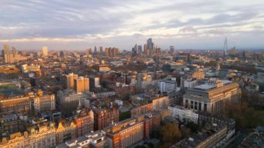 Londra üzerinde uçuş - çatılarda inanılmaz manzara - seyahat fotoğrafçılığı