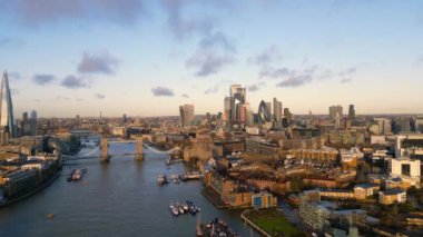 Güneşli bir günde Londra 'daki Thames nehrinin üzerinden Tower Bridge ile uçmak - seyahat fotoğrafçılığı