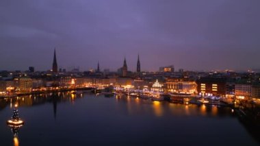 Geceleri Hamburg 'un panoramik manzarası - seyahat fotoğrafçılığı