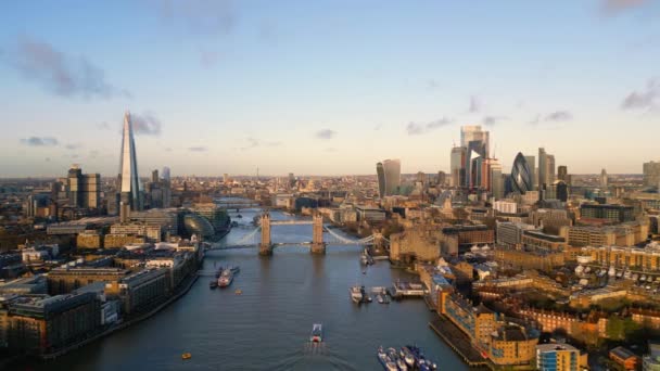 在阳光灿烂的日子拍摄伦敦上空的经典建筑 2022年12月18日 — 图库视频影像