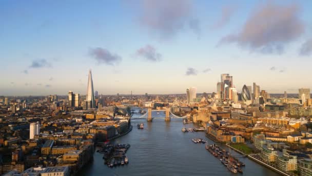 Voo Sobre Rio Tâmisa Londres Com Tower Bridge Dia Ensolarado — Vídeo de Stock