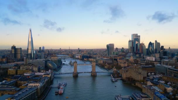 Αεροφωτογραφία Πάνω Από Την Tower Bridge Και Την Πόλη Του — Αρχείο Βίντεο