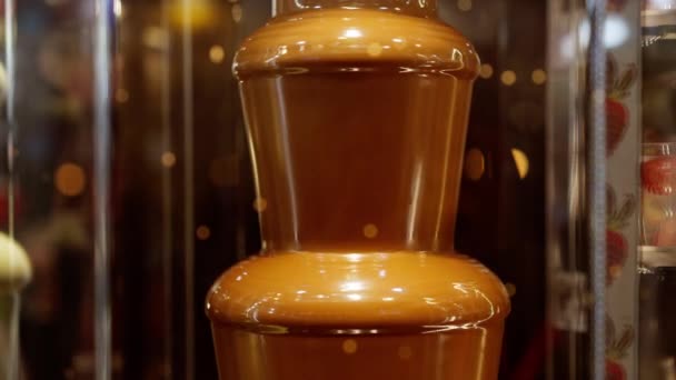 Шоколадный Фонтан Расплавленного Молочного Шоколада Туристическая Фотография — стоковое видео