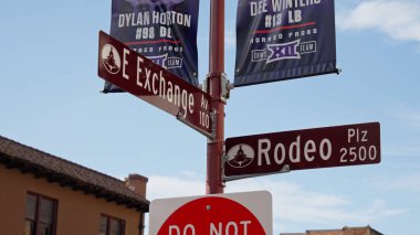Tarihi bölgedeki Fort Worth Stockyard 'da borsa ve rodeo sokak tabelası - Fort Worth, TEXAS - Kasım 09, 2022
