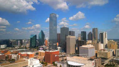 Güneşli bir günde güzel Dallas şehir merkezi silueti - Dallas, TEXAS - Kasım 09, 2022