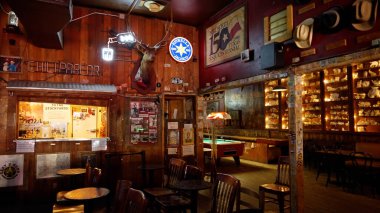 Tarihi bölgedeki Fort Worth Stockyard 'daki tipik Batı Salonu - Fort Worth, TEXAS - Kasım 09, 2022