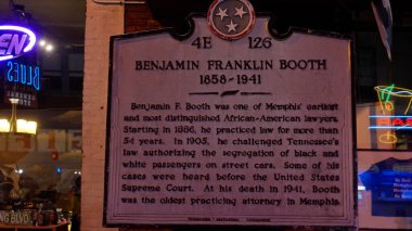 Memphis, Beale Caddesi 'ndeki Benjamin Franklin Booth bilgi panosu - Blues ve Rock Müzik' in evi - MEMPhis, TENNESSEE - Kasım 07, 2022