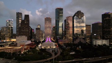 Houston Teksas 'ın gece ufuk çizgisi üzerinde inanılmaz bir manzara - HOUSTON, TEXAS - 30 Ekim 2022