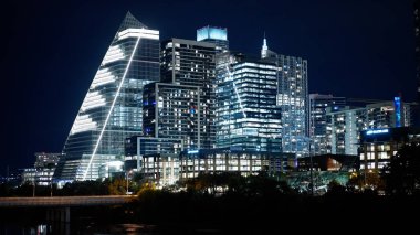 Geceleri Austin 'in modern ofis binaları - AUSTIN, TEXAS - 31 Ekim 2022