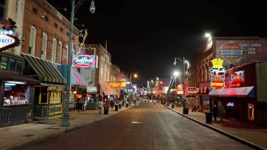 Memphis 'teki Beale Caddesi' ndeki tipik sokak manzarası - Blues ve Rock müziğin evi - MEMPhis, TENNESSEE - Kasım 07, 2022