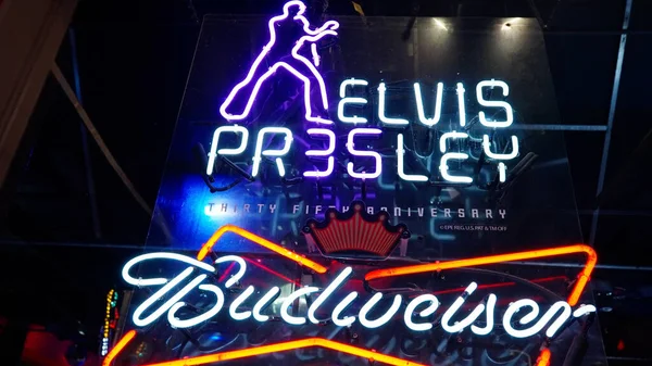 Memphis 'teki Beale Caddesi' nde Elvis Presley tabelası - Blues ve Rock Müziğin evi - MEMPhis, TENNESSEE - 07 Kasım 2022