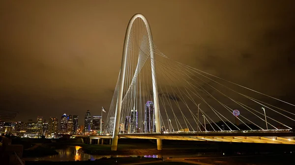 Dallas Teksas 'taki Margaret Hunt Tepesi Köprüsü - 30 Ekim 2022 - Dallas, TEXAS