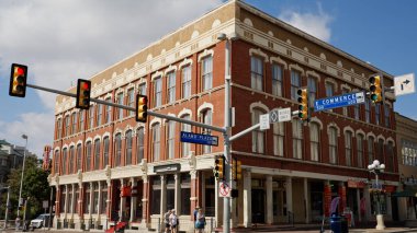 Sokak köşesi Alamo Plaza ve Commerce Caddesi - SAN ANTONIO, TEXAS - 01 Kasım 2022