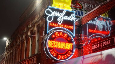 Memphis 'teki Beale Caddesi' ndeki Neon tabelaları - Blues ve Rock Müzik 'in evi - MEMPhis, TENNESSEE - Kasım 07, 2022