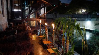 San Antonio 'nun güzel sahil yürüyüşü, nehir kıyısındaki küçük restoranları ve barlarıyla - geceleri manzaralı - SAN ANTONIO, TEXAS - Kasım 01, 2022