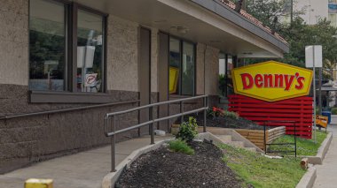 San Antonio Teksas 'taki Dennys Lokantası - SAN ANTONIO, TEXAS - Kasım 01, 2022