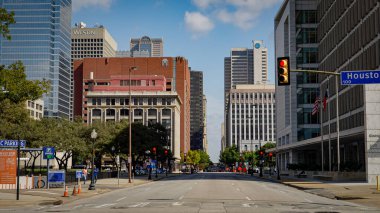 Dallas şehir merkezindeki Sokak Kanyonu - Dallas, TEXAS - 30 Ekim 2022