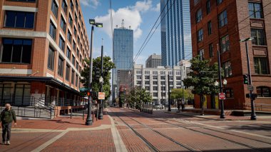 Dallas 'ın tarihi bölgesinde tramvay rayları - Dallas, TEXAS - 30 Ekim 2022