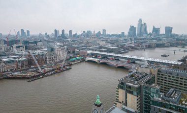 Londra ve Thames Nehri üzerindeki kule köprüsü sisli bir günde - Londra, KINGDOM - 20 ARALIK 2022