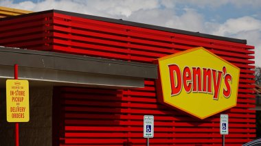 San Antonio Teksas 'taki Dennys Lokantası - SAN ANTONIO, TEXAS - Kasım 01, 2022