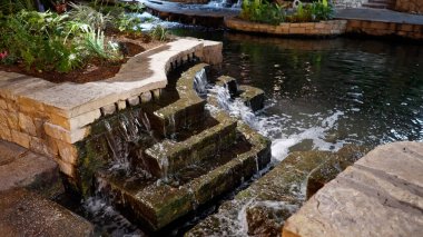 San Antonio 'nun güzel sahil yürüyüşü, nehir kıyısındaki küçük restoranları ve barlarıyla - geceleri manzaralı - SAN ANTONIO, TEXAS - Kasım 01, 2022