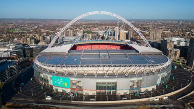 Güneşli bir günde Londra 'daki Wembley Stadyumu üzerinde hava manzarası - LONDON, UNITED KINGDOM - 20 ARALIK 2022