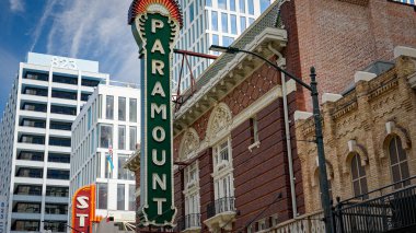 Austin 'in tarihi bölgesinde Paramount Tiyatrosu ve Devlet Tiyatrosu - AUSTIN, TEXAS - 31 Ekim 2022