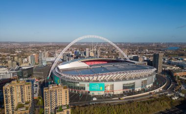 Güneşli bir günde Londra 'daki Wembley Stadyumu üzerinde hava manzarası - LONDON, UNITED KINGDOM - 20 ARALIK 2022