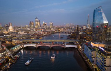 Akşam Londra Şehri - hava manzaralı - Londra, BİRLİK KINGDOM - 20 ARALIK 2022