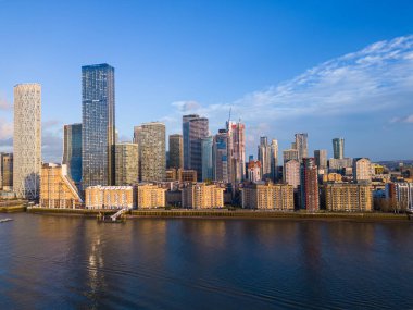 Londra 'daki Canary Wharf' ın gökdelenleri - panoramik manzara - LONDON, UNITED KINGDOM - 20 ARALIK 2022