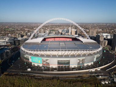 Güneşli bir günde Londra 'daki Wembley Stadyumu üzerinde hava manzarası - LONDON, UNITED KINGDOM - 20 ARALIK 2022