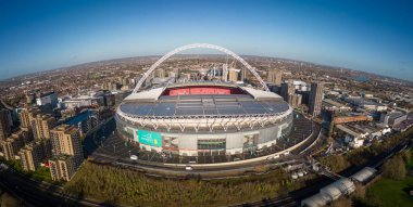 Güneşli bir günde Londra 'daki Wembley Stadyumu üzerinde hava manzarası - LONDON, UNITED KINGDOM - 20 ARALIK 2022