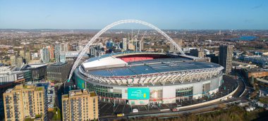 Güneşli bir günde Londra 'daki Wembley Stadyumu üzerinde hava manzarası - LONDON, UNITED KINGDOM - 20 ARALIK 2022