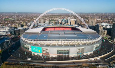 Güneşli bir günde Londra 'daki Wembley Stadyumu üzerinde hava manzarası - LONDON, UNITED KINGDOM - 20 ARALIK 2022