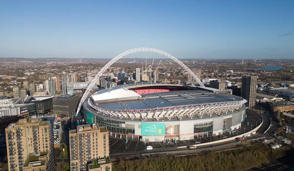 Güneşli bir günde Londra 'daki Wembley Stadyumu üzerinde hava manzarası - LONDON, UNITED KINGDOM - 20 ARALIK 2022