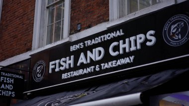 Londra 'daki Bens Geleneksel Balık ve Cips Restoranı - London, Birleşik KINGDOM - 20 ARALIK 2022