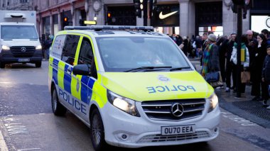 Londra sokaklarında polis arabası - Londra, BİRLİK KINGDOM - 20 ARALIK 2022