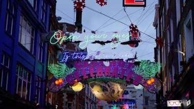 Londra 'daki Carnaby caddesinde güzel bir Noel süslemesi - Londra, BİRLİK KINGDOM - 20 ARALIK 2022