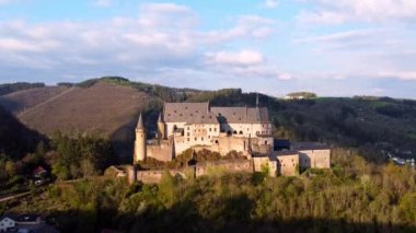 Luxemburg 'daki Antik Vianden Şatosu - hava fotoğrafçılığı