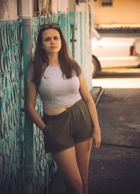 Genç bir kadın duvara yaslanırken rahatlıyor - Florida Keys 'te fotoğraf çekimi - seyahat fotoğrafçılık