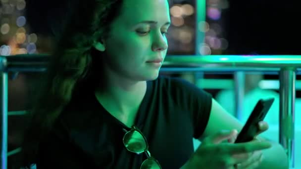 Jonge Vrouw Typt Nachts Sms Jes Haar Mobiele Telefoon Miami — Stockvideo