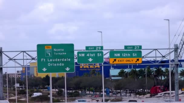 在公路上通往劳德代尔堡的路标 Miami Usa 2022年2月14日 — 图库视频影像