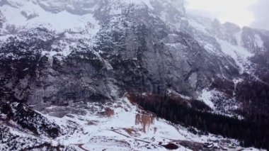 İtalya 'daki Dolomitler üzerinde alçak bulutlar - kış manzarası - seyahat fotoğrafçılığı
