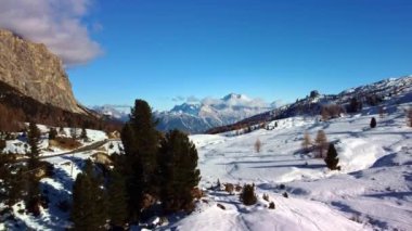 Güney Tyrol 'daki Dolomites İtalya' da güzel kış manzarası - hava görüntüleri - seyahat fotoğrafçılığı