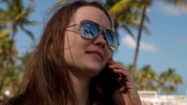 Güneşli bir günde Miami Plajı 'nda dinlenmek - MIAMI, ABD - 14 Şubat 2022